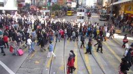 Penduduk Hong Kong yang gemar berjalan kaki (Sumber: You Tube)