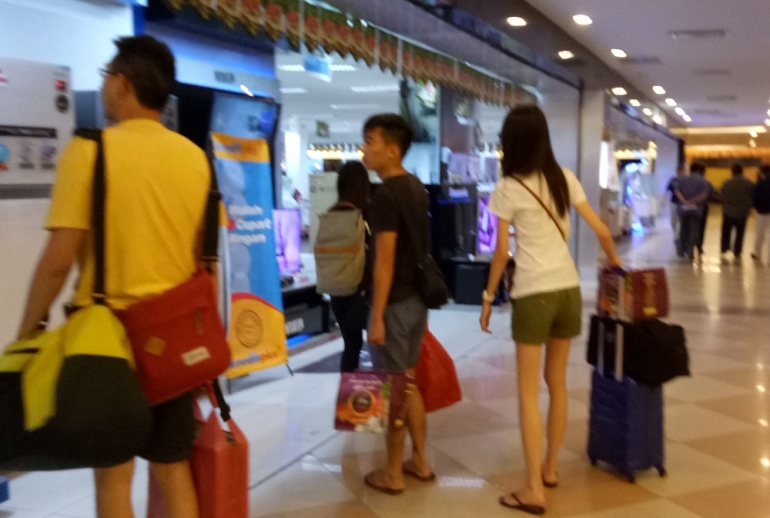 Sudah biasa, wisman berkeliling mall sambil menggeret koper. | Dokumentasi Pribadi