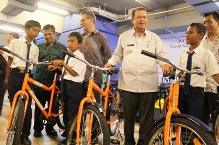 Mark Newman, CEO of ING Commercial Banking Asia, mengharapkan, dengan adanya ING Orange Bike, anak-anak dapat sampai di sekolah lebih cepat, tingkat kehadiran siswa di sekolah menjadi lebih baik, prestasi akademis meningkat, hingga nantinya dapat mengubah masa depan mereka menjadi lebih baik. Foto: swa.co.id
