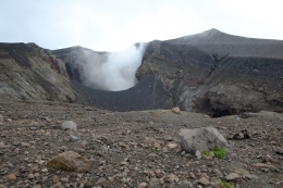 Kawah Aktif Gn. Marapi dengan latar belakang Puncak Merpati. (sumber; marapalam.com)