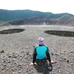 Kawah kembar berbentuk sumur. Di kejauhan di balik cadas berada kawah Tuo. (sumber; imgrum.org)