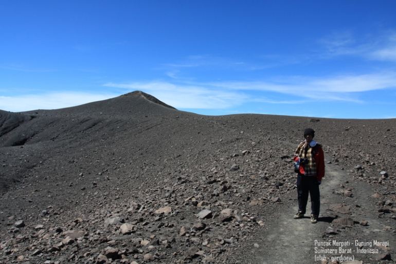 Puncak Merpati dari kejauhan. (sumber ; gardjoew.wordpress.com)