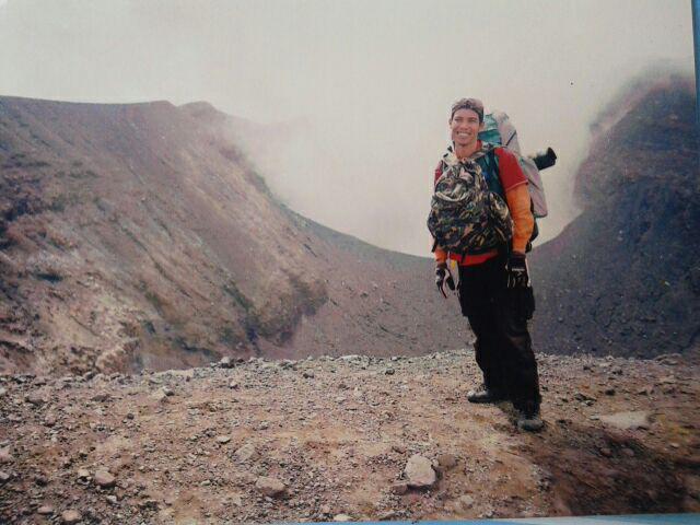 Penulis dengan latar Kawah Utama Aktif (kawah Verbeck). Moment di ambil tgl 17 Agustus 2008. Terakhirnya saya mendaki gunung. (dok. pribadi)