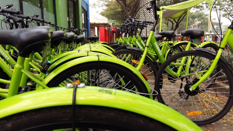 Deretan sepeda hijau ini diparkir secara rapi di salah satu sisi Pantai Karnaval Ancol. Dari wujudnya, sepeda ini bisa digunakan oleh wanita maupun pria. Dengan sepeda ini, pengunjung Ancol bisa mengeksplorasi kawasan wisata tersebut secara leluasa, sekaligus menyehatkan badan melalui olahraga bersepeda. Foto: isson khairul