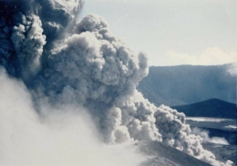 Kawah utama Gn. Marapi Meletus pada Minggu, 5 Juli 1992, lebih kurang pukul 09.15 WIB. (sumber ; Wing Hing)