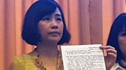 Veronica Tan dan tulisan tangan pernyataan Ahok menerima putusan pengadilan. Foto: tribunnews.com 