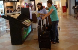 Wisatawan asing berkeliling mall membawa koper. Dokumentasi Kompasianer Cucum Suminar.