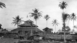 Masjid Tuha Indrapuri tahun 1880 (Sumber foto: Tropenmuseum Belanda)