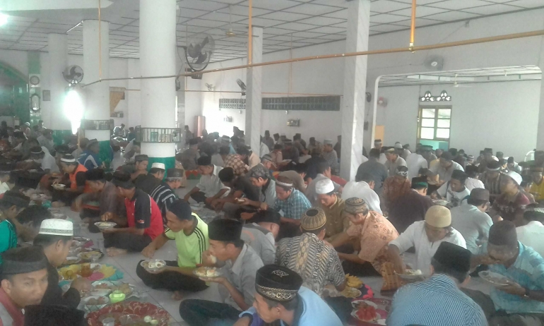 Makan bersama di masjid Nurul Yaqin (foto: Rustian)