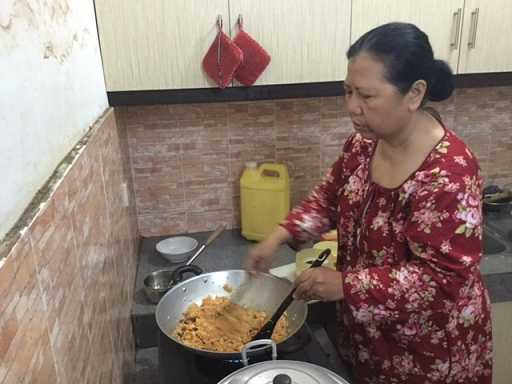 Seorang ibu tengah membuat nasi goreng rendang. Foto | Dokumen Pribadi