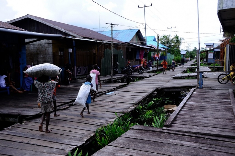 Kota di atas papan di Agats. Sumber gamabr: indonesiakaya.com