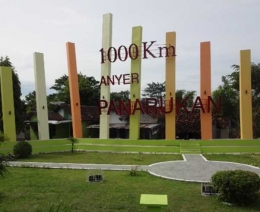 Monumen 1000km Anyer-Panarukan di perbatasan Panarukan-Situbondo Jawa Timur (dokumentasi pribadi)