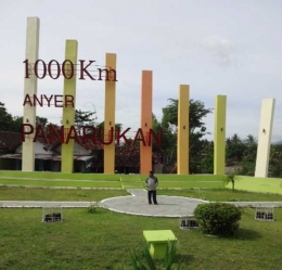 Takjub di Monumen 1000km Anyer-Panarukan (Sumber: dokumen pribadi)