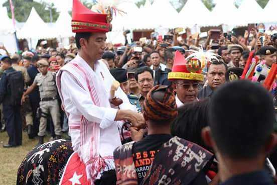 Pak Jokowi Diberi Gelar Rato Oleh Tetua Suku Sumba (Sumber : Sumba Photo)