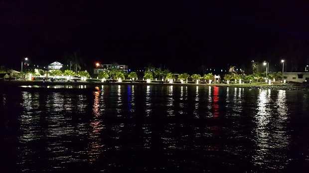 View Pantai pada malam hari di lihat dari kamar (Dokumentasi Pribadi)