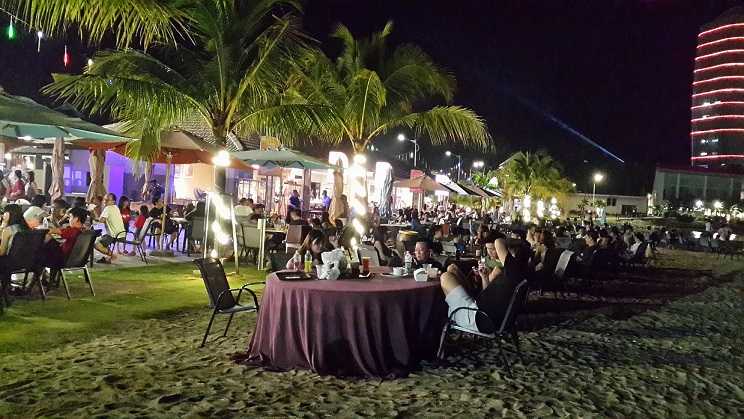 Suasana di Hibiscus Walk pada malam hari (Dokumentasi Pribadi)