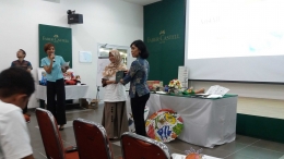 Fransiska Remila - Brand Manager Faber-Castell Indonesia - menyerahkan hadiah lomba mewarnai pada Kompasianer Tutut S. (Dokpri)