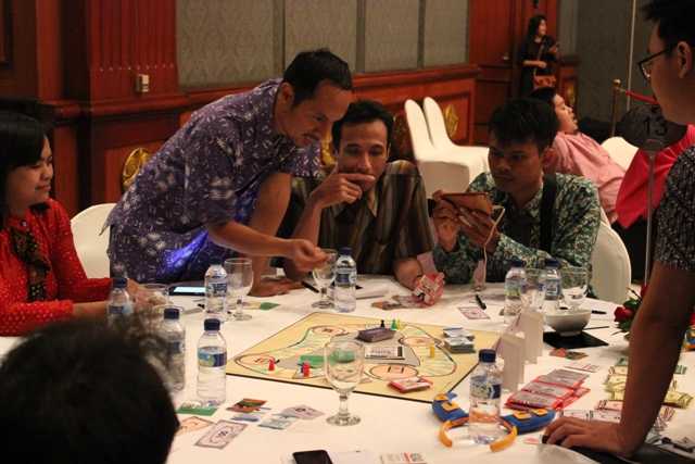 Para peserta sedang asik bermain simulasi keuangan, praxis | Dokumentasi Kompasiana