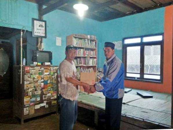 13 kg buku diterima penjaga base camp (foto: dok pri)