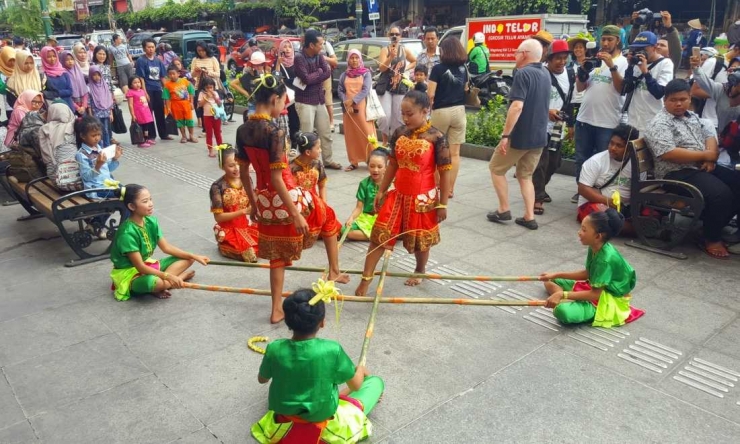 Permainan anak tradisional di area pejalan kaki Malioboro pada Mataram Culture Festival, 15 Juli 2017 (dok. pri).