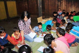 Anak- anak belajar menggambar di base camp (foto; dok PG)