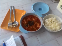 KIMCI sigae atau Sup Korea yang disukai pengunjung karena sitarasanya yang khas dan menggugah selera. (DOK ADI BERMASA)