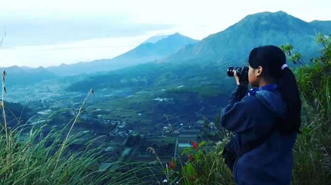 Penulis di atas bukit Pinggan, Tidak ada kabut, sinar matahari terhalang oleh awan dan ternyata pemandangannya tidak spektakuler. Foto : Dokumen pribadi.