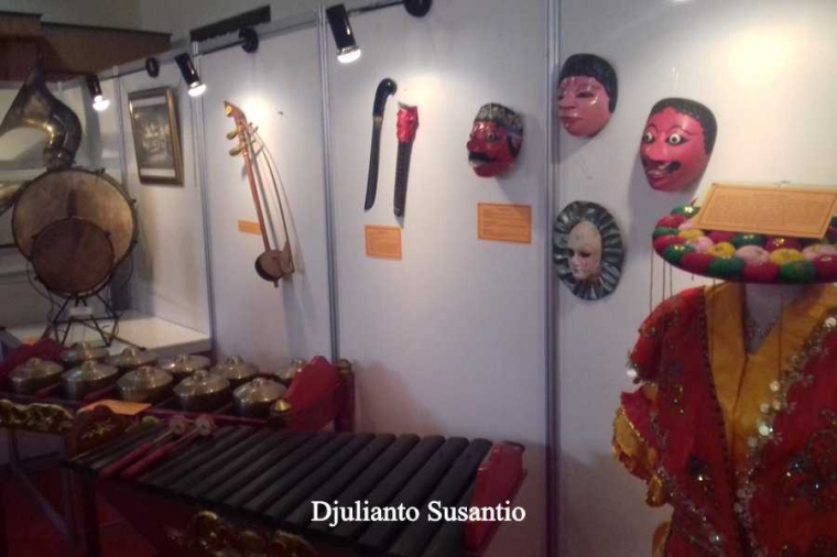Koleksi alat musik dan topeng (Foto: Dokpri)