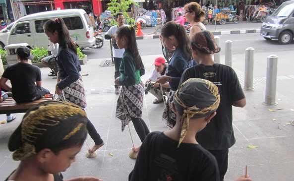 Berjalan dengan batok kelapa (Foto:Ko In)
