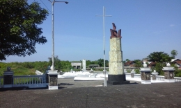 Monumen dan makam berbentuk kapal di TMP ALRI 0032 Banyuwangi (Dokpri)