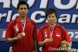 Nova Widianto/Liliyana Natsir menjadi Juara Dunia 2007 di Kuala Lumpur, Malaysia setelah berhasil mengalahkan pasangan Tiongkok di partai puncak, Zheng Bo/Gao Ling 21-16 21-14