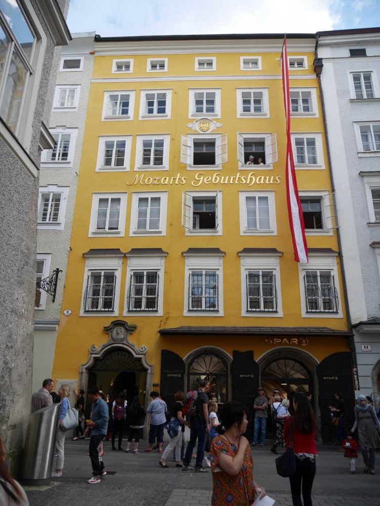 Senantiasa banyak pemuja berkunjung didepan Rumah Kelahiran dan Museum Mozart di Kota Lama Salsberg. (gambar dokumen AH Tjio)