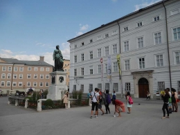 Patung monument Mozart di alun-alun Kota Lama Salsberg. (gambar dokumen AH Tjio)