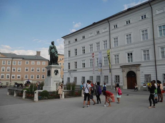 Patung monument Mozart di alun-alun Kota Lama Salsberg. (gambar dokumen AH Tjio)