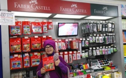 PELANGGAN SETIA. Seorang ibu pengunjung booth Faber-Castell di Toko Buku Toga Mas, Jalan WR Supratman, Bandung. (Foto: Gapey Sandy)