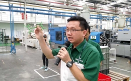 RAMAH LINGKUNGAN. Mulyadi Gunawan menjelaskan, bahwa waste dari proses produksi akan dipergunakan ulang sebagai bahan baku produk lagi. (Foto: Gapey Sandy)