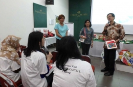 Yandramin Halim tengah menjawab pertanyaan peserta Kompasiana Visit Pabrik Faber Castell di Cibitung. (Foto: Gapey Sandy)