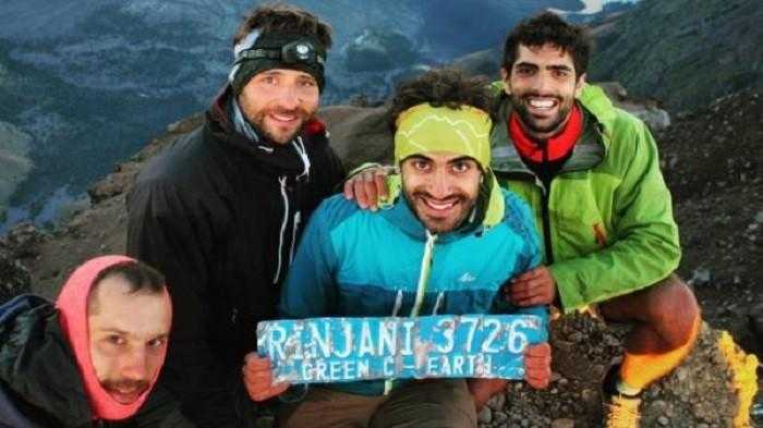 Remi bersama rekan sesama pendaki menaklukkan gunung Rinjani. Source: Instagram/@colbaxx