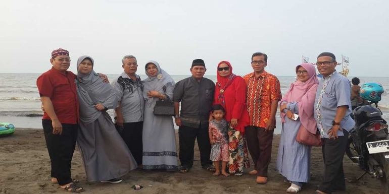 Penulis dengan keluarga besar IKHSAN di Tanjung Pakis. Dokumen prabadi