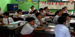Para murid SD mengikuti pelajaran hingga siang hari. Sumber: bbc.com/indonesia