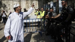 Warga Muslim Palestina mengecam aksi keamanan Israel. Source: The Times of Israel