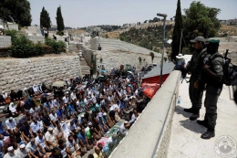 Aksi Damai Shalat Jumat di depan Masjid Al Aqsa. Source: Reuters