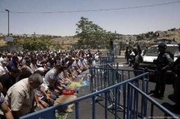 Aksi Damai Shalat Jumat di depan Masjid Al Aqsa. Source: Anadolu