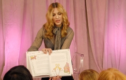 Madonna dan buku cerita anak buatannya. Sumber gambar: todayinmadonnahistory.com