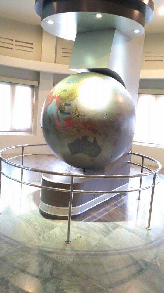 Bola dunia, simbol unity antara negara di dunia yang menjadi misi KAA