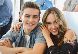 Di film drama musikal remaja Crazy For The Boys, Cinta Laura akan berpasangan dengan Michael Johnston, aktor remaja yang juga bermain di serial Teen Wolf. (foto sumber: akun IG @claurakiehl)