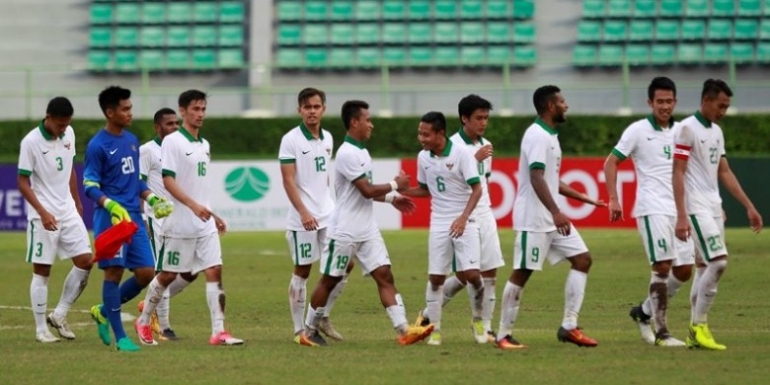 Para pemain timnas U-22 Indonesia merayakan kemenangan besar 7-0 atas timnas U-22 Mongolia| Sumber: Juara.net/Kukuh Wahyudi