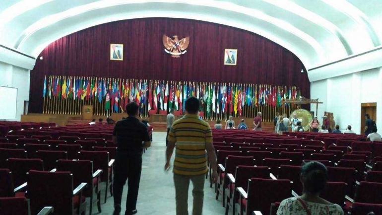 Suasana Museum KAA di akhir pekan, wisatawan asing bergerombol menangkap penjelasan dari tour guide