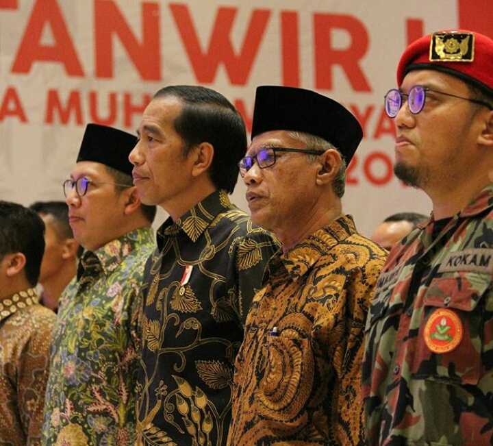 Ketua Umum PP Muhammadiyah, Dr. Haedar Nashir bersama Presiden RI, Joko Widodo. Sumber : official instagram PP Muhammadiyah (@lensamu) 