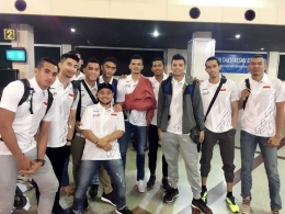 Punggawa timnas voli putra Indonesia saat bertolak ke Gresik, Jumat (21/7)| Foto: Instagram Mahfud Nurcahya (@mahfud_04)